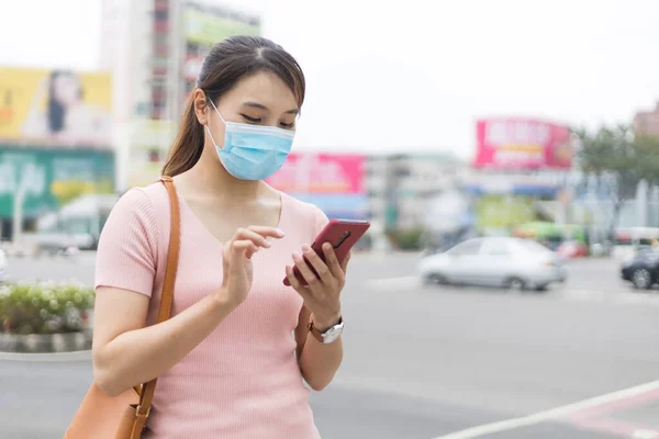 Asiatisk Kvinne Med Ansiktsmaske Står Gata Byen Bruker Smarttelefon Mens – stockfoto