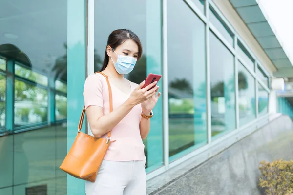 Asiatisk Kvinne Med Ansiktsmaske Bruker Smarttelefon Pendling – stockfoto