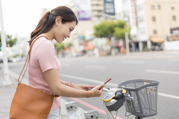 Jonge Stijlvolle Vrouw Met Behulp Van Fietsverhuur Mobiele App Glimlachen — Stockfoto