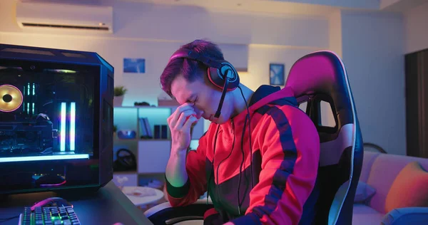 Joven Asiático Esport Gamer Sentir Doloroso Mientras Jugando Línea Vídeo —  Fotos de Stock