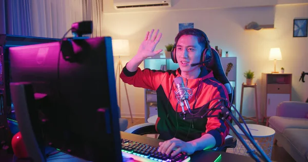 Jovem Asiático Pro Gamer Tem Transmissão Vivo Com Fãs Felizes — Fotografia de Stock