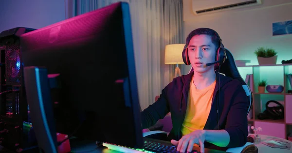 Jeune Asiatique Beau Joueur Pro Joue Jeu Cybersport Ligne Maison — Photo