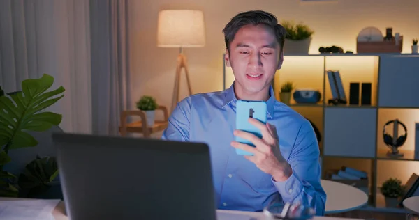 Asiatisk Forretningsmann Bruker Datamaskin Smarttelefon Jobbe Kvelden Hjemme – stockfoto