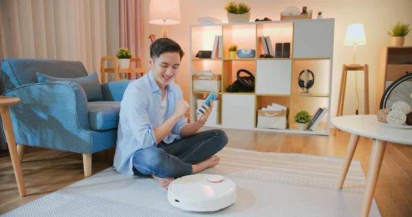 Asian Man Control People Oriented Robot Vacuum Cleaner Smartphone Feel — Stock Photo, Image