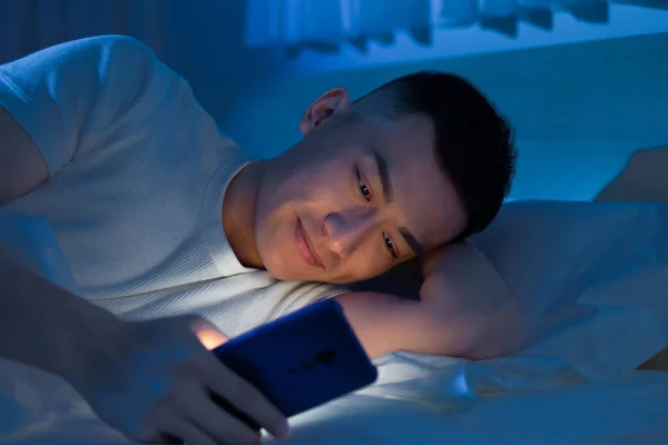 Asiático Hombre Uso Smartphone Cama Noche — Foto de Stock