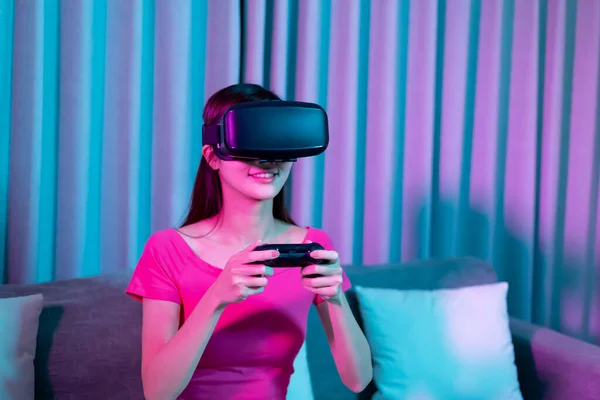 Asiatique Femme Porte Lunettes Avec Gamepad Jouer Des Jeux Vidéo — Photo