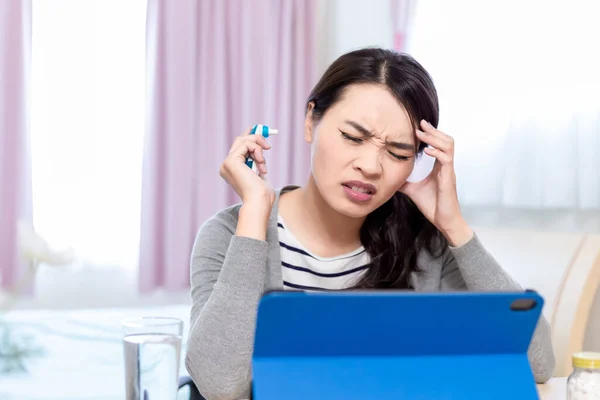 远程医疗概念 亚洲女性患者在平板电脑前咨询医生的健康状况 并用温度计感到头痛 — 图库照片