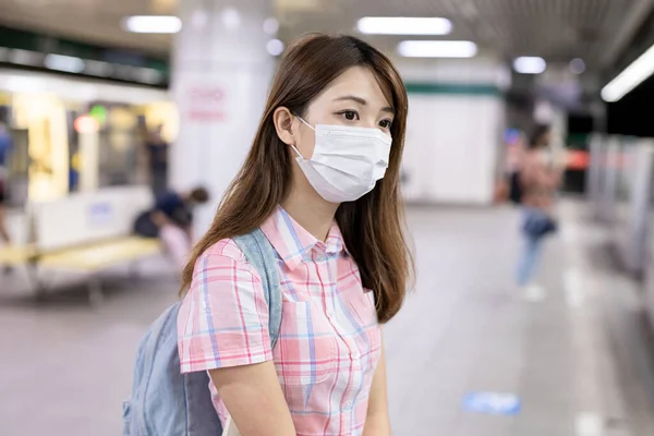 Mahasiswa Asia Memakai Masker Wajah Saat Menunggu Mrt Stasiun Metro — Stok Foto