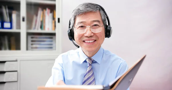 Konseptet Asiatisk Senior Forretningsmann Med Hodetelefoner Blir Med Videomøte Kontoret – stockfoto