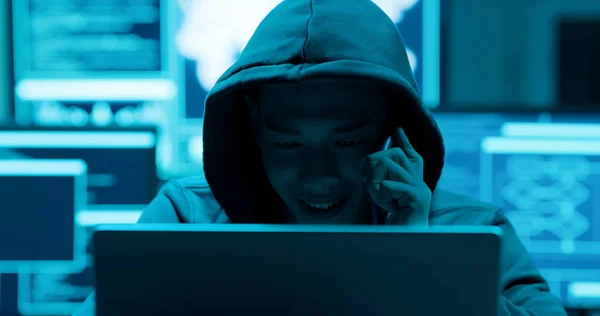Hacker Laki Laki Asia Memeras Telepon Dengan Komputer — Stok Foto