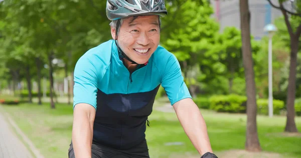 Primer Plano Anciano Asiático Que Usa Casco Andar Bicicleta Parque —  Fotos de Stock