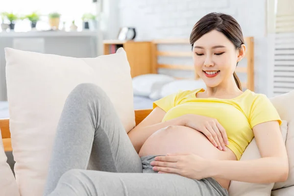 Asiatisk Gravid Kvinna Liggande Soffan Och Röra Hennes Mage Med — Stockfoto