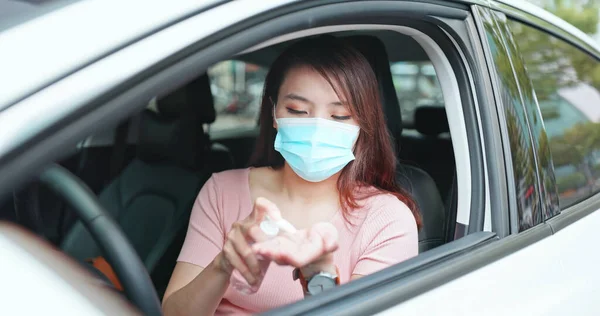 Asiatisk Kvinnelig Sjåfør Med Ansiktsmaske Bruker Alkohol Som Desinfeksjonsmiddel Før – stockfoto
