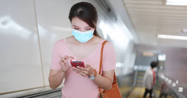 Aasialainen Nainen Käyttää Älypuhelinta Kävellessään Kirurgisen Naamion Kanssa Kasvosuojaus Metro — kuvapankkivalokuva
