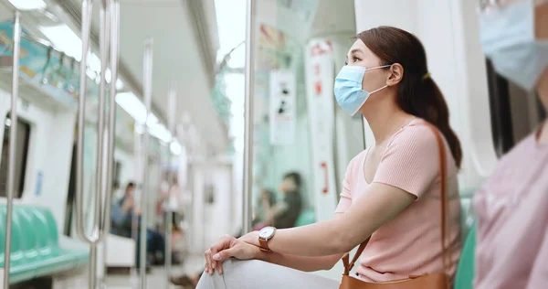 마스크를 아시아 사업가는 지하철이나 기차에서 통근하는 사회적 거리를 유지하고 보호받는다 — 스톡 사진