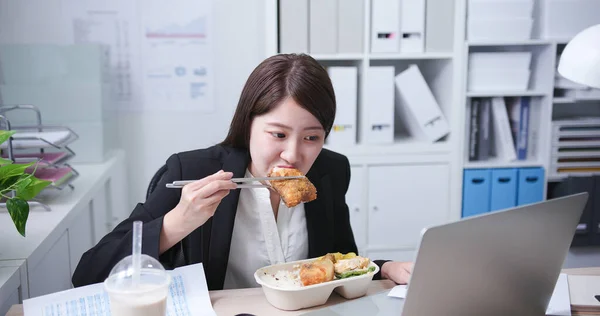 Asiático Joven Mujer Comer Almuerzo Tapioca Bola Mientras Ella Trabajo Imagen de stock