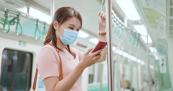 Ázsiai Üzletasszony Használ Egy Okostelefon Sebészeti Maszk Arcvédelem Tartsa Társadalmi — Stock Fotó