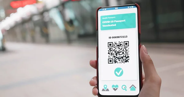 Asiatisk Kvinne Viser Helsepass Mobiltelefon Som Indikerer Vaksinering Mot Covid – stockfoto