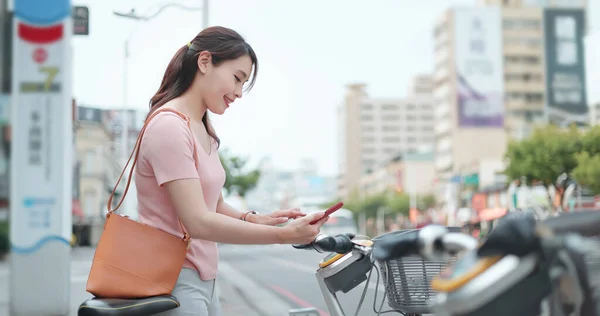 Jonge Stijlvolle Vrouw Met Behulp Van Fietsverhuur Mobiele App Glimlachen — Stockfoto