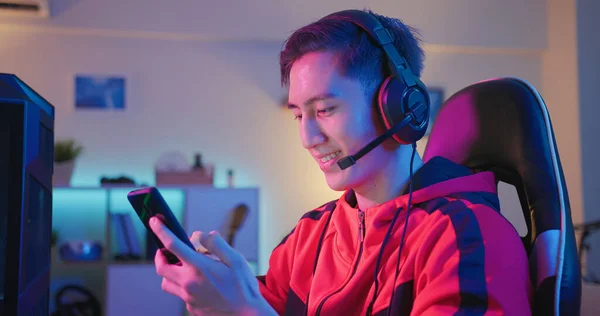 Asiaten Haben Livestream Und Spielen Handyspiel Hause Auf Dem Smartphone — Stockfoto