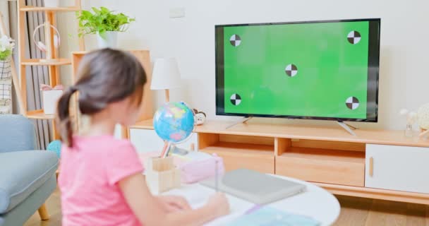 Kind mit grünem Bildschirm TV — Stockvideo