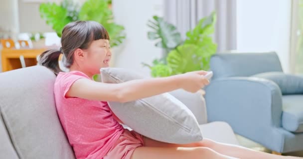 Asiatische Mädchen fernsehen — Stockvideo