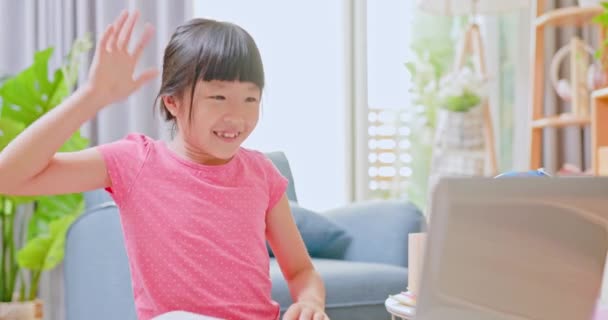 Criança do sexo feminino aprender matemática online — Vídeo de Stock