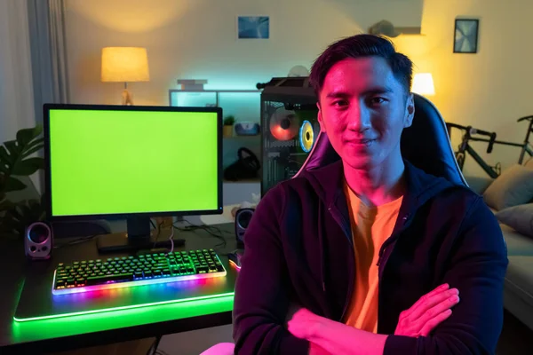 Aasialainen Cyber Sport Gamer Pelata Peli Hymy Sinulle Vihreä Näyttö — kuvapankkivalokuva