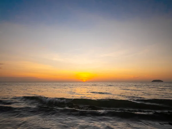 Wieczorne Słońce Pięknym Światłem Nad Morzem — Zdjęcie stockowe