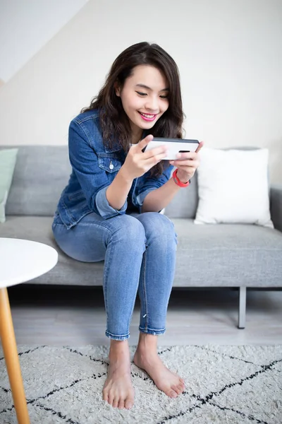 Азиатская Женщина Использовать Смартфон Улыбаться Счастливо Дома — стоковое фото