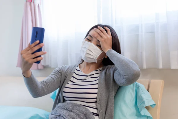 Telelääketieteen Käsite Aasialainen Naispotilas Ota Yhteyttä Hänen Terveydentilansa Lääkäriin Matkapuhelimen — kuvapankkivalokuva