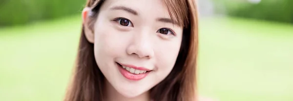 Aasian College Opiskelija Hymy Sinulle Kampuksella — kuvapankkivalokuva