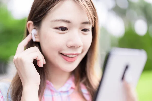 Nahaufnahme Von College Studenten Verwenden Ohrhörer Und Telefon Glücklich Auf — Stockfoto