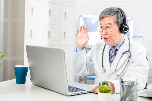 Telemedicin Koncept Asiatisk Senior Manlig Läkare Talar Symptom Till Patienten — Stockfoto