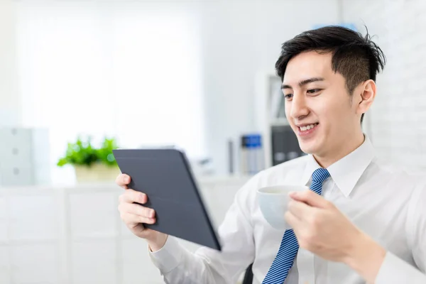 Asiático Jovem Empresário Está Lendo Notícias Por Tablet Beber Café — Fotografia de Stock