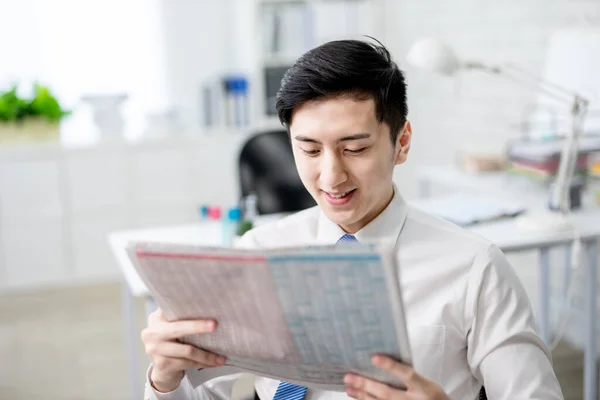 Asiático Jovem Empresário Está Lendo Jornal Escritório — Fotografia de Stock