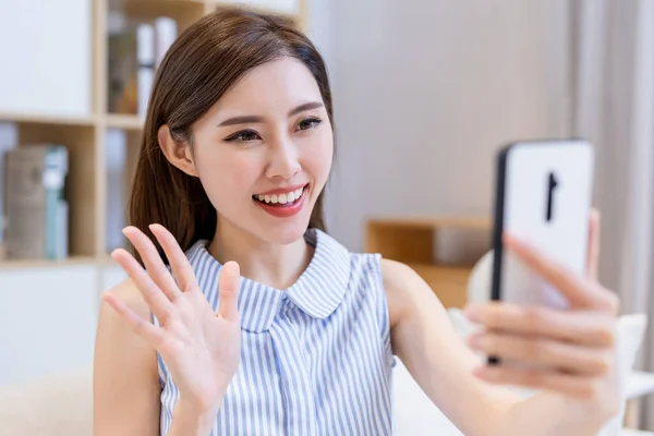 Asijské Mladá Žena Video Chat Přáteli Chytrým Telefonem Obývacím Pokoji — Stock fotografie