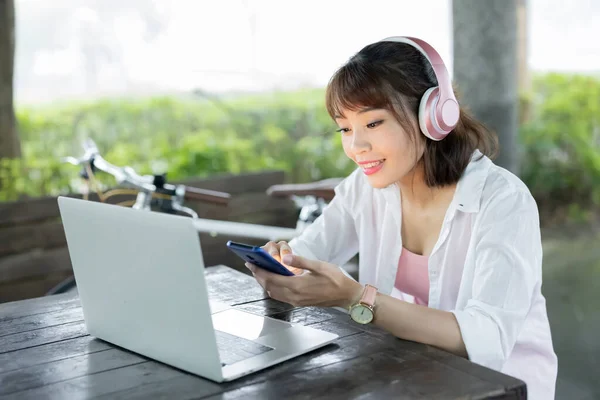 Mulher Asiática Usar Fone Ouvido Usar Smartphone Para Ouvir Programa — Fotografia de Stock