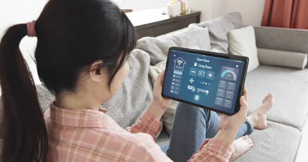 Iot Smart Home Concept Widok Tyłu Azjatyckiej Kobiety Poprosić Cyfrowy — Zdjęcie stockowe