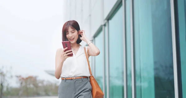 Asian Young Businesswoman Use Smart Phone While Commuting City — Stock Photo, Image