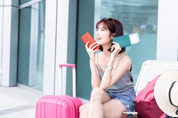 Asiática Viajante Feminino Sentado Aeroporto Pronto Para Tomar Seu Voo — Fotografia de Stock