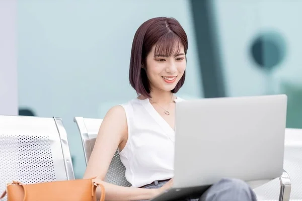 Aziatische Jonge Vrouw Zitten Een Stoel Buiten Gebruik Laptop Haar — Stockfoto