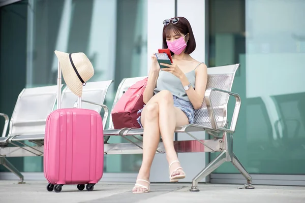 Aziatische Vrouwelijke Reiziger Gebruik Smart Phone Met Gezicht Masker Zitten — Stockfoto