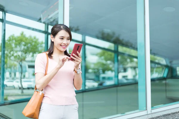 Asiatisk Kvinne Bruker Smarttelefon Mens Hun Pendler – stockfoto