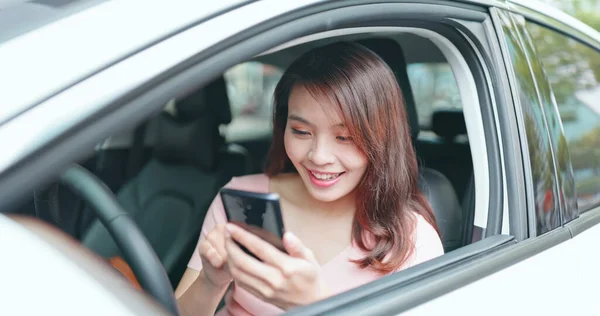 Aziatische Vrouwelijke Bestuurder Gebruik Smart Phone Auto — Stockfoto
