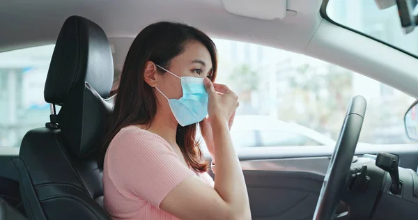 Asiatisk Vellykket Forretningskvinne Med Ansiktsmaske Før Hun Kjører Bil – stockfoto
