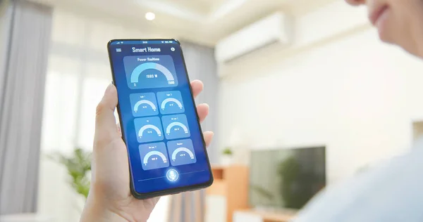Iot Concept Vista Trasera Mujer Asiática Pedir Teléfono Celular Para — Foto de Stock