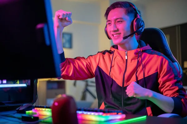 Lähikuva Nuori Aasialainen Komea Pro Gamer Tunne Innoissaan Nostaa Kätensä — kuvapankkivalokuva