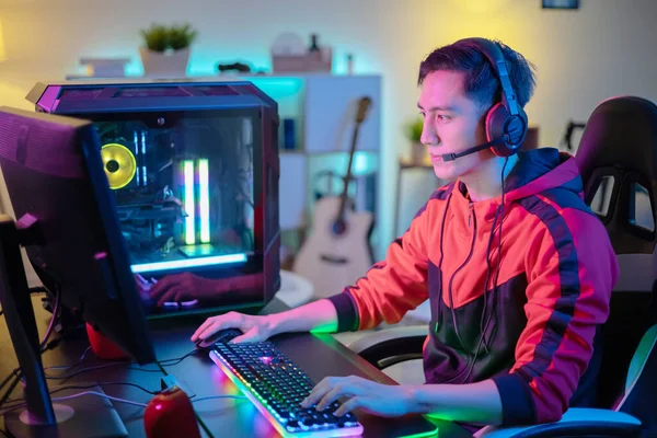 Young Asian Handsome Pro Gamer Spiller Nettspill Hjemme – stockfoto