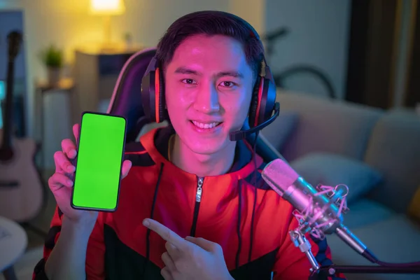 Asiatisk Internettkjendis Har Direktestrøm App Smarttelefonen Med Grønn Skjerm Hjemme – stockfoto